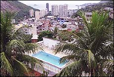 Conforto no morro: a casa da Rocinha avaliada em R$ 500 mil tem piscina, sauna, churrasqueira, dez vagas na garagem e vista para o mar - Foto: Marizilda Cruppe